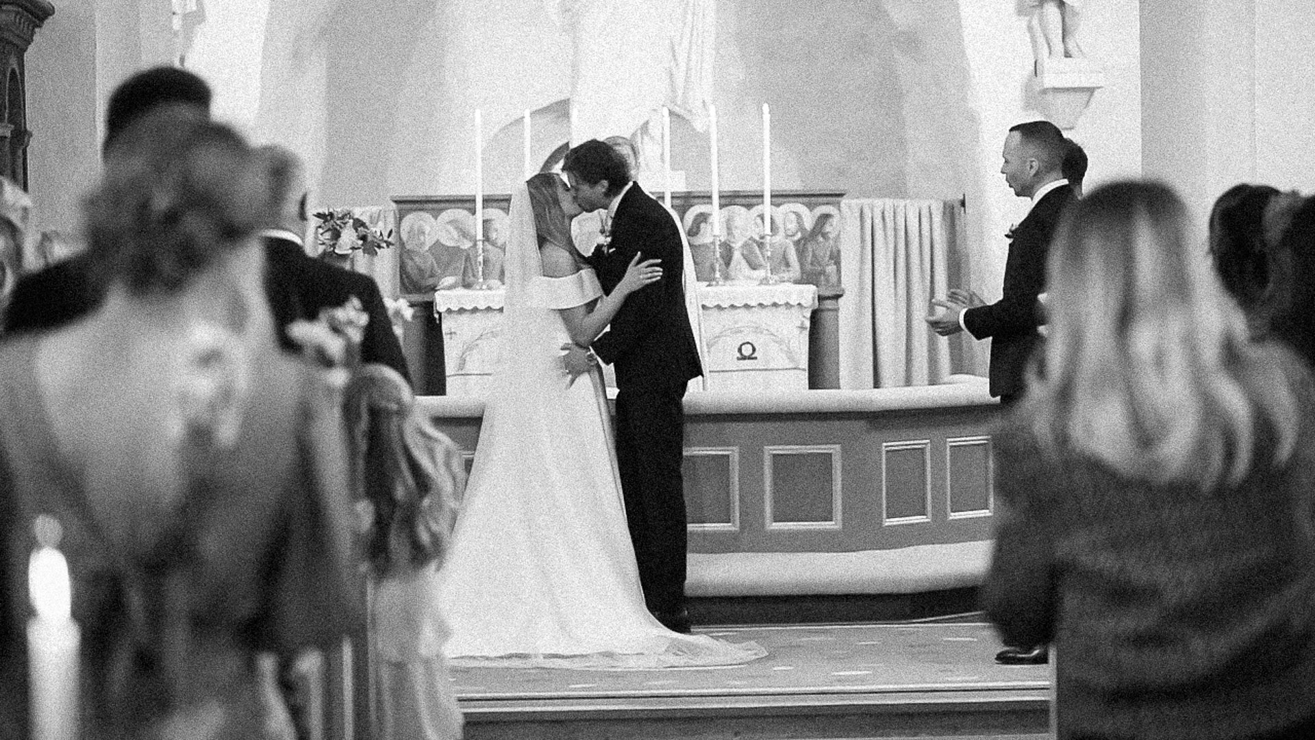 Svartvit: brudpar vid altaret