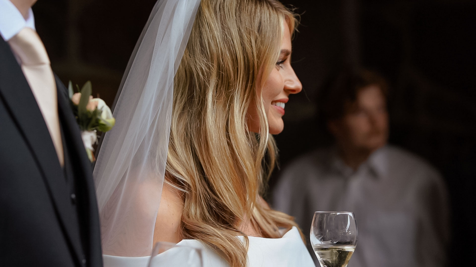 Brud i profil med slöja och glas i handen