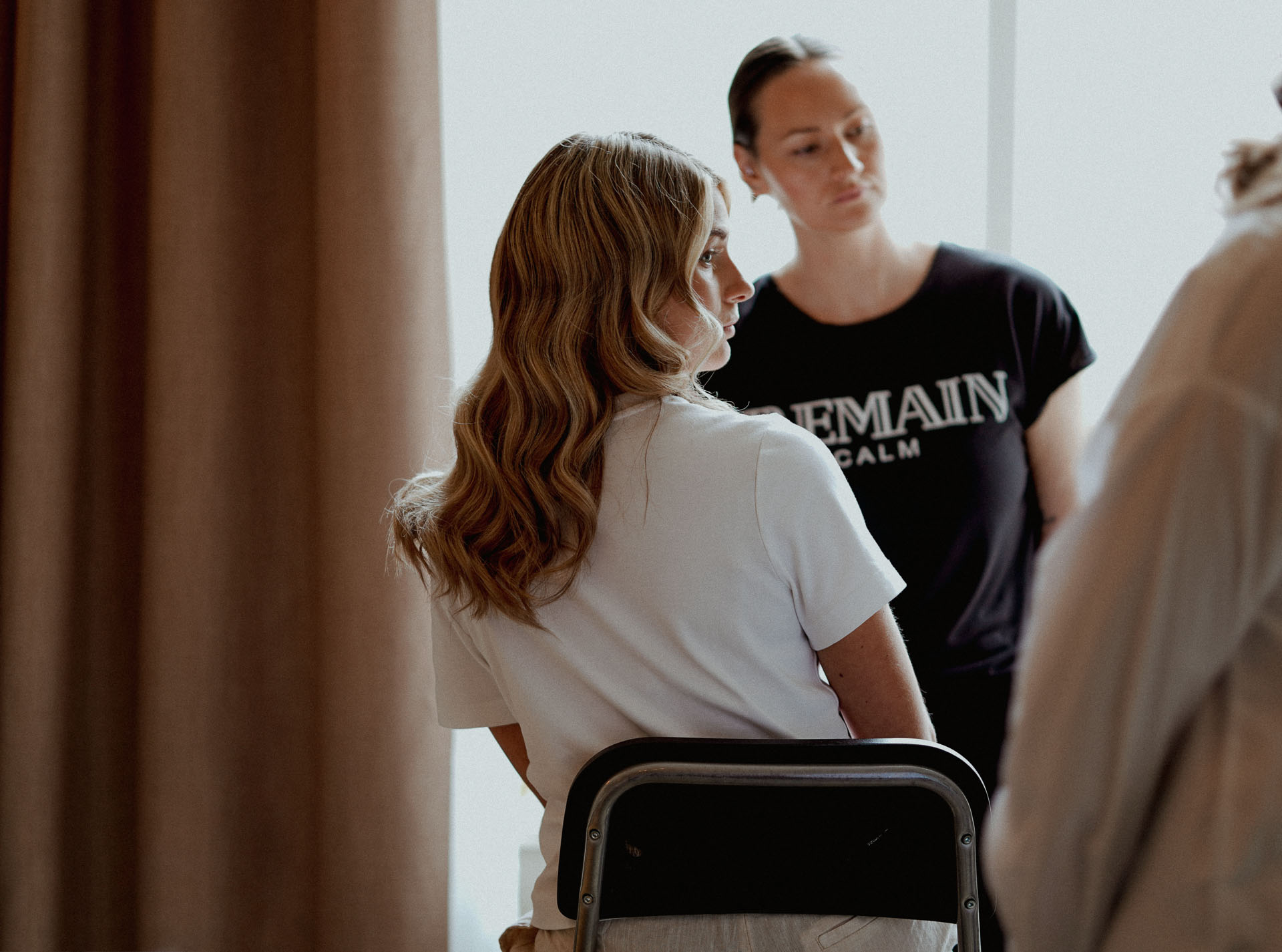 Backstage: brud gör sig i ordning med stylist