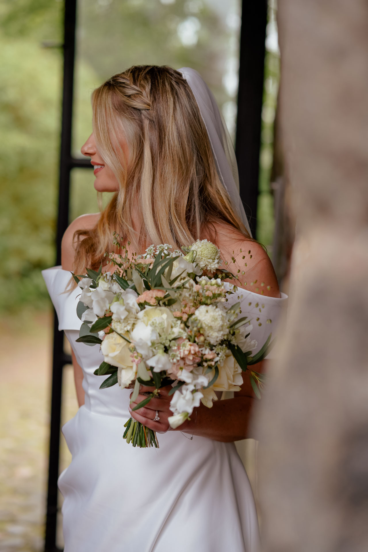 Brud med bukett vid bröllopsminglet